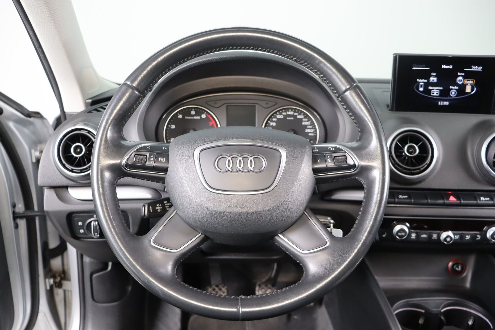 Fahrzeugabbildung Audi A3 1.4 TFSI Ambiente Sportback * Navi * Bi-Xenon