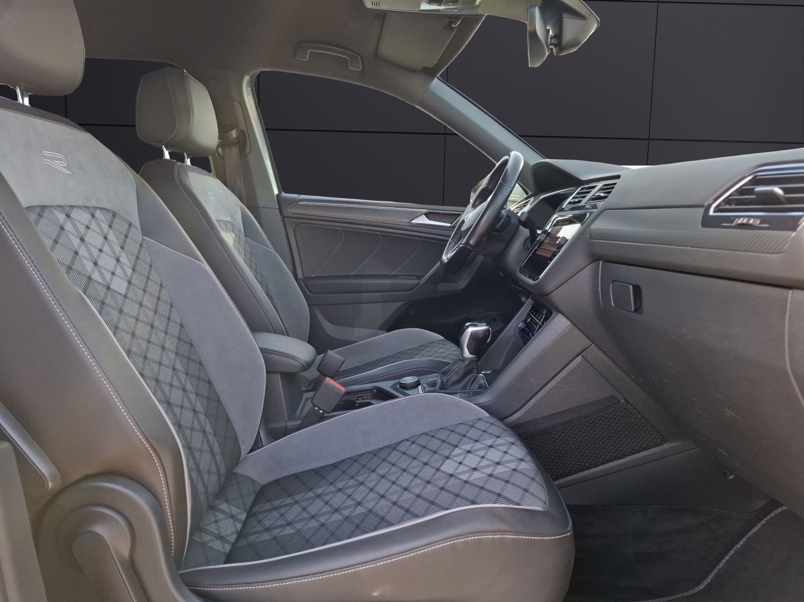 Fahrzeugabbildung Volkswagen Tiguan Allspace TDI R-Line DSG 4M Matrix AHK Nav