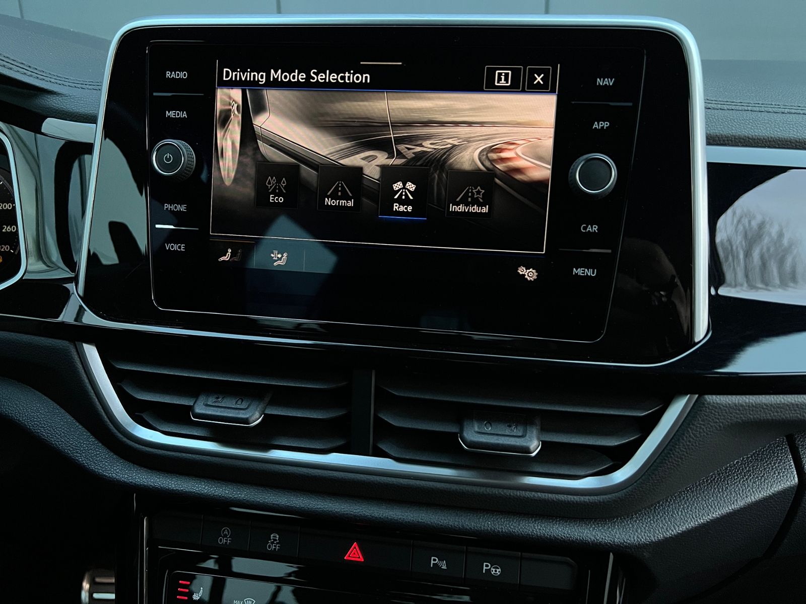 Fahrzeugabbildung Volkswagen T-Roc R 2.0 TSI DSG 4MOTION*AHK,Leder,Navi,Rückf