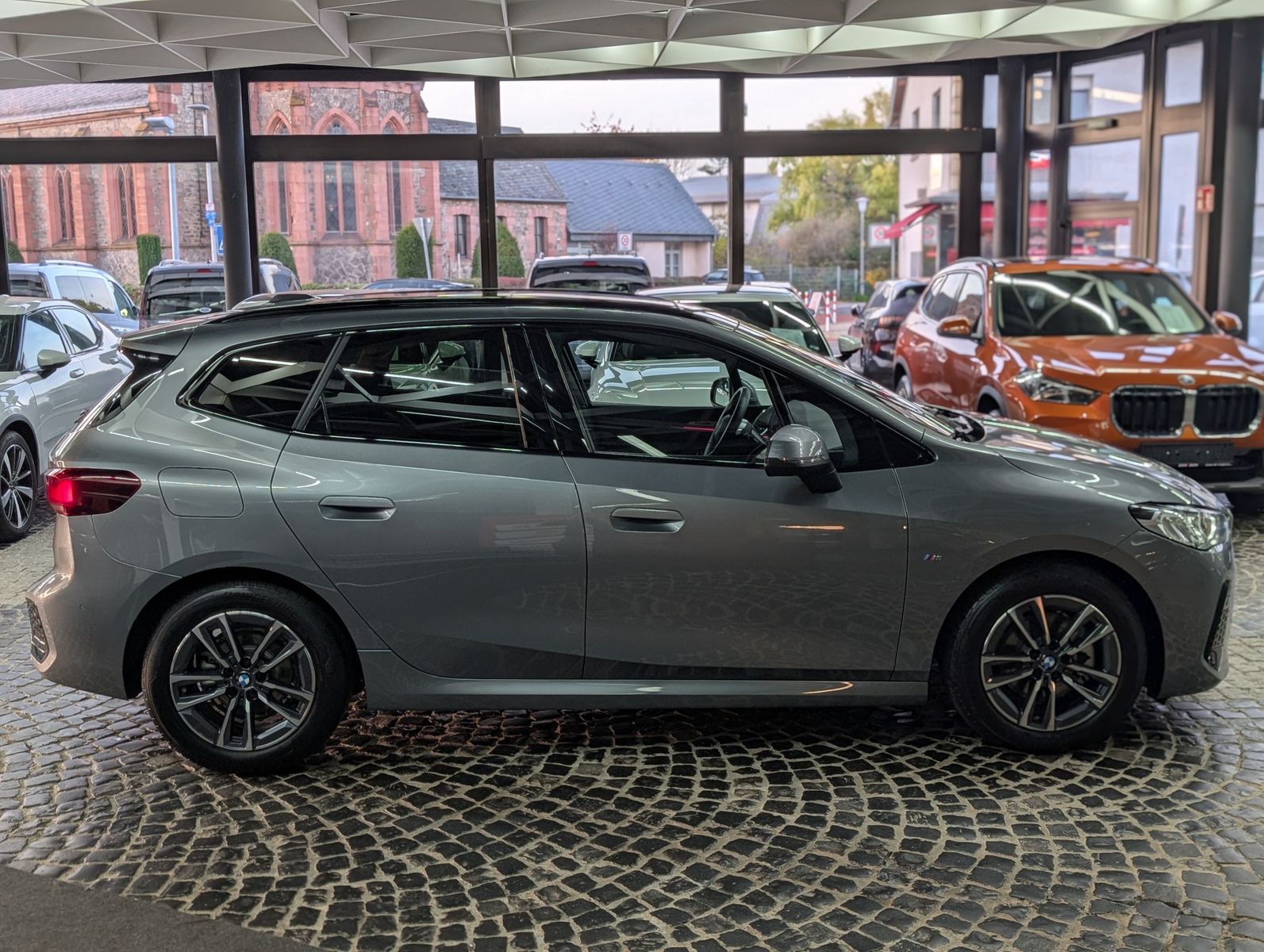 Fahrzeugabbildung BMW 218 Active Tourer  M Sport SHADOW PANO AHK LEDER