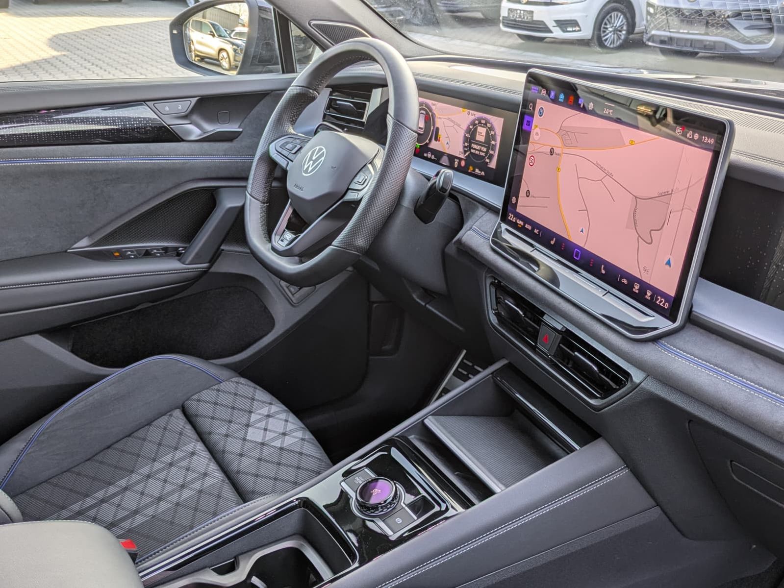 Fahrzeugabbildung Volkswagen Tayron 2.0 TDI 4M R-Line 7S*IQ-L.*PANO*HUD*AHK