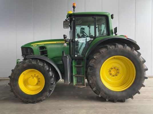 John Deere 7430