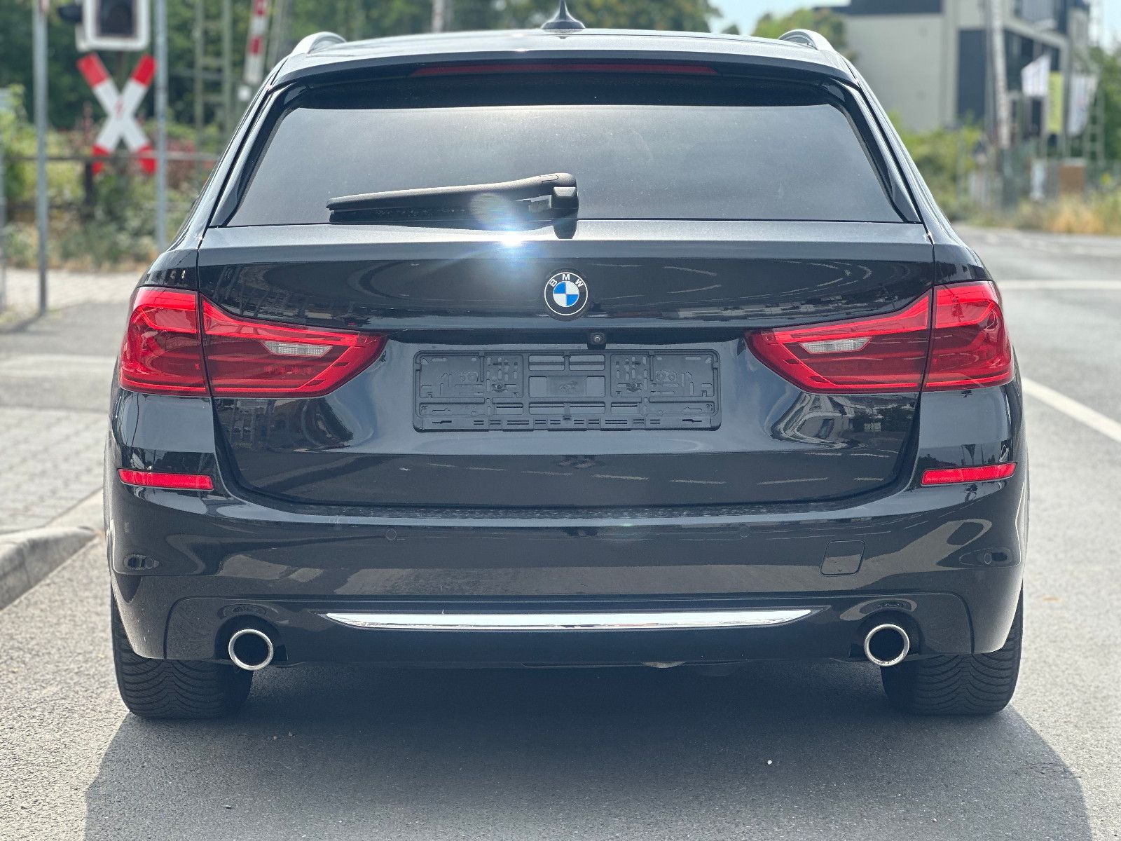 Fahrzeugabbildung BMW 530 d TOURING LUXURY LINE*AHK+PANO+MOD.2020*