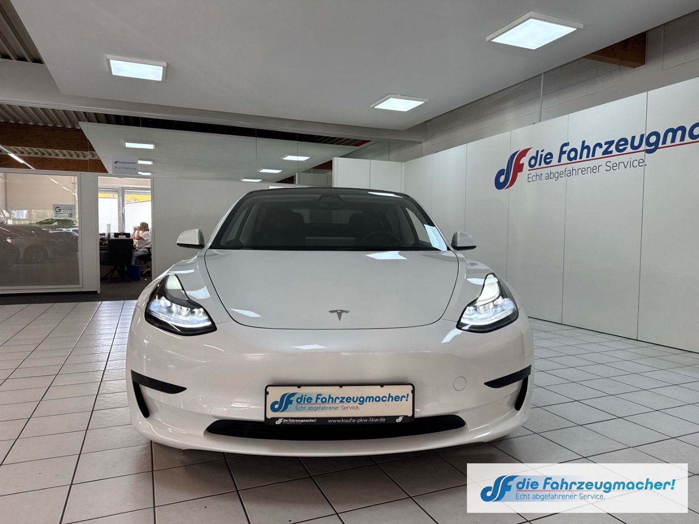 Fahrzeugabbildung Tesla Model 3 Basis RWD Soundsystem ACC El. Heckklappe