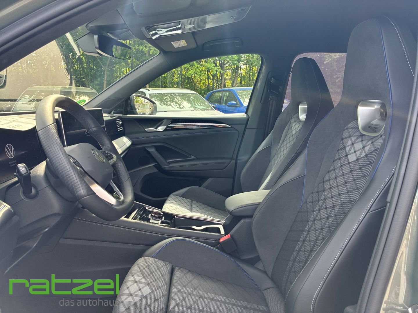 Fahrzeugabbildung Volkswagen Tiguan 2.0 TDI DSG R-Line HUD AHK Kamera IQ Driv