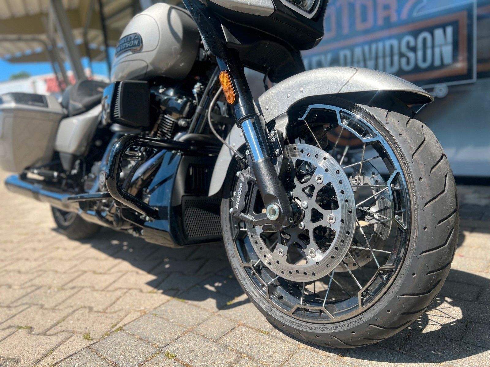 Fahrzeugabbildung Harley-Davidson Street Glide CVO Jekill & H-D Ape Lenker