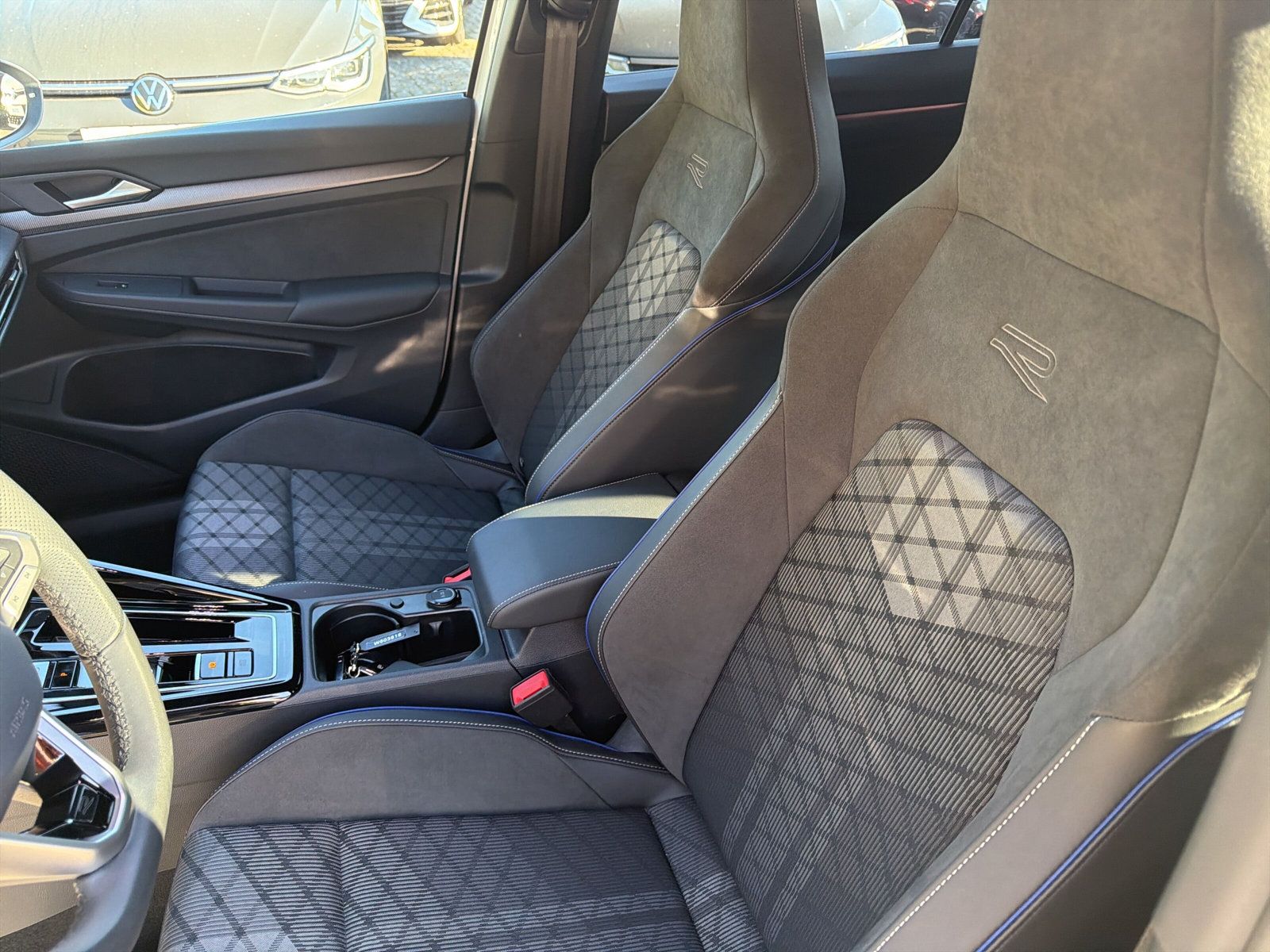 Golf  Var R-Line eTSi DSG Navi LED AZV Kamera