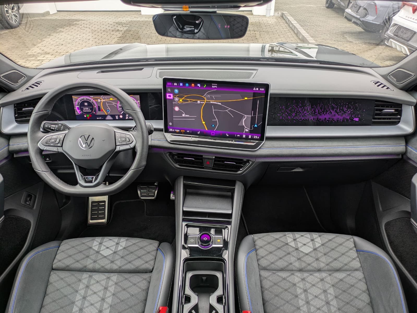 Fahrzeugabbildung Volkswagen Tayron 2.0 TDI 4M R-Line BLACK*7Si*MATRIX*PANO