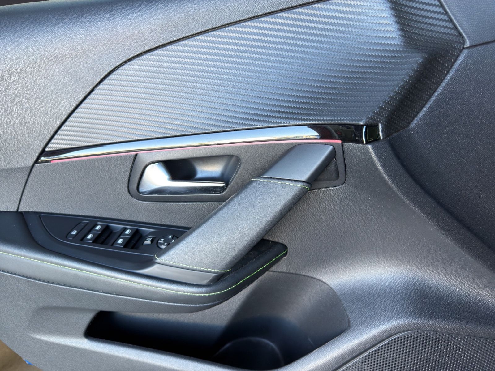 Fahrzeugabbildung Peugeot 208 GT Navi*Shzg*LED*Ambiente*Pano