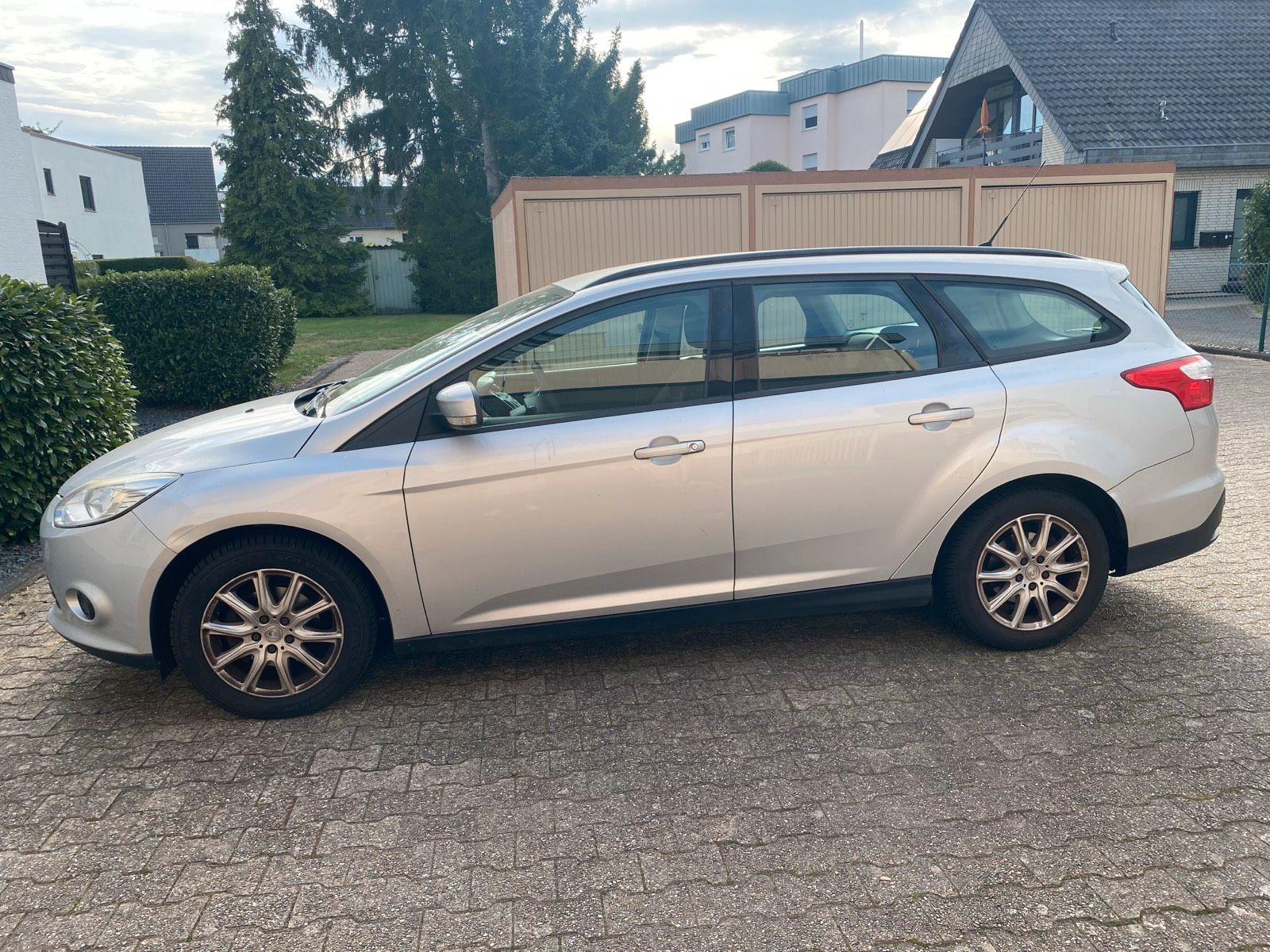 Ford Focus 2011 — rear view