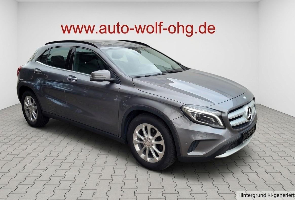 Mercedes-Benz GLA 200 Style 7G-DCT mit Bi-Xenon, Navi, PTS...