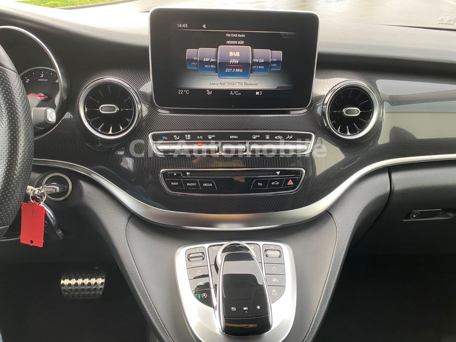 Fahrzeugabbildung Mercedes-Benz V 300d 4Matic Kompakt/AMG-Line/8 Sitze/360°/AHK