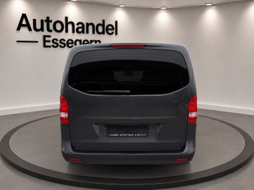 Mercedes V 220 - 6