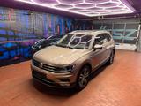Volkswagen Tiguan Highline DSG*Pano*Massage*HuD* - mit Diesel-Antrieb: Beige, Head-Up Display