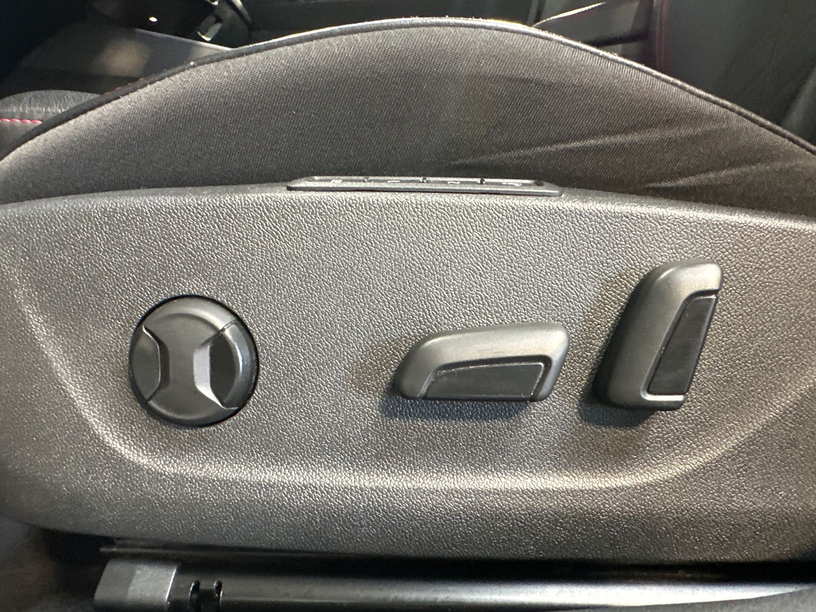 Fahrzeugabbildung SKODA Octavia Combi 2.0 TDI DSG RS NAV+LED+STHZ+ACC