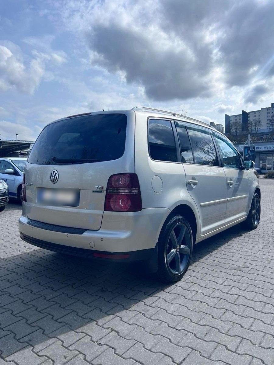 Volkswagen Touran 2008 — вигляд ззаду