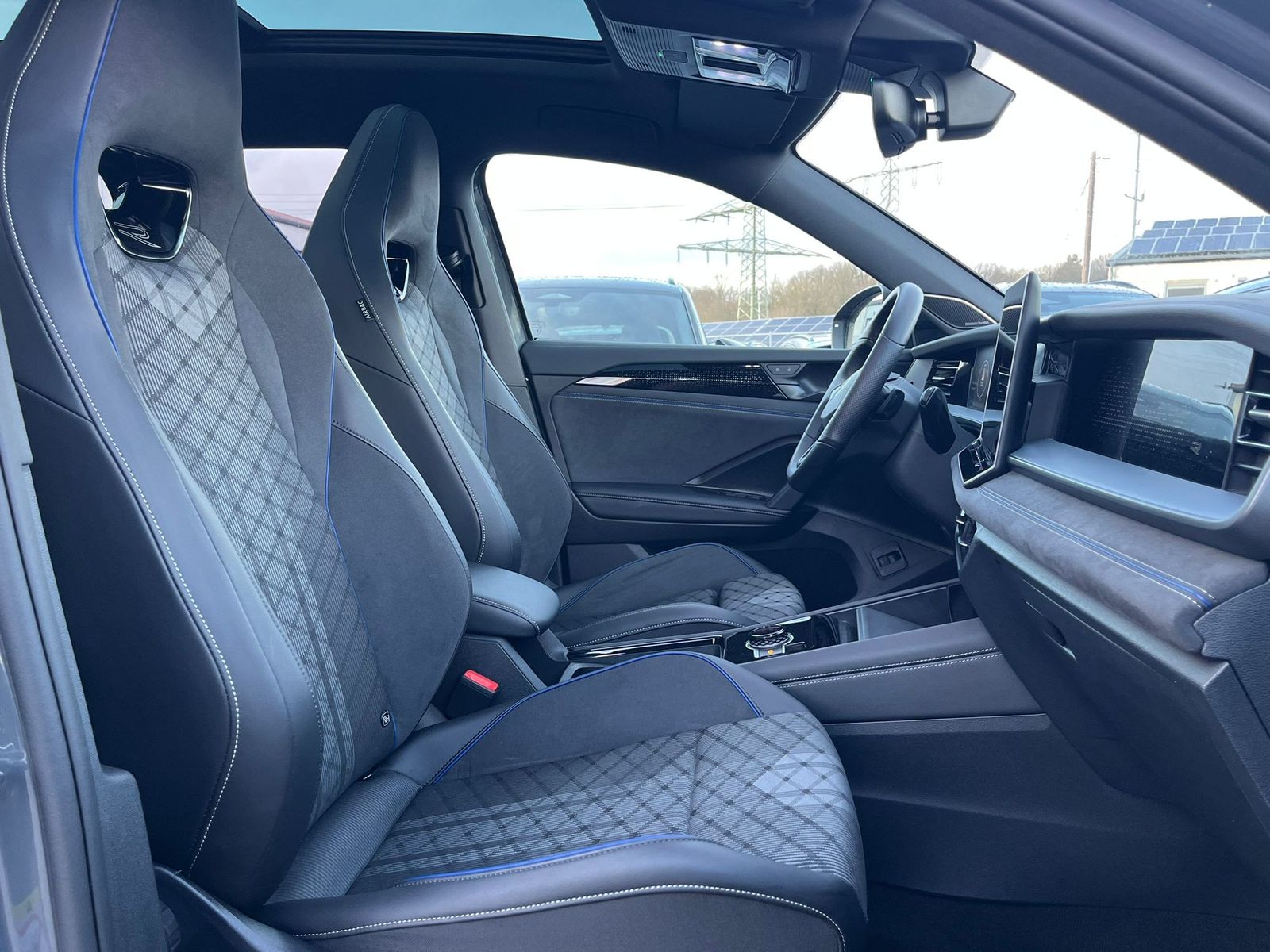 Fahrzeugabbildung Volkswagen Tayron 2.0 TDI 4M R-Line BLACK*7Si*MATRIX*PANO