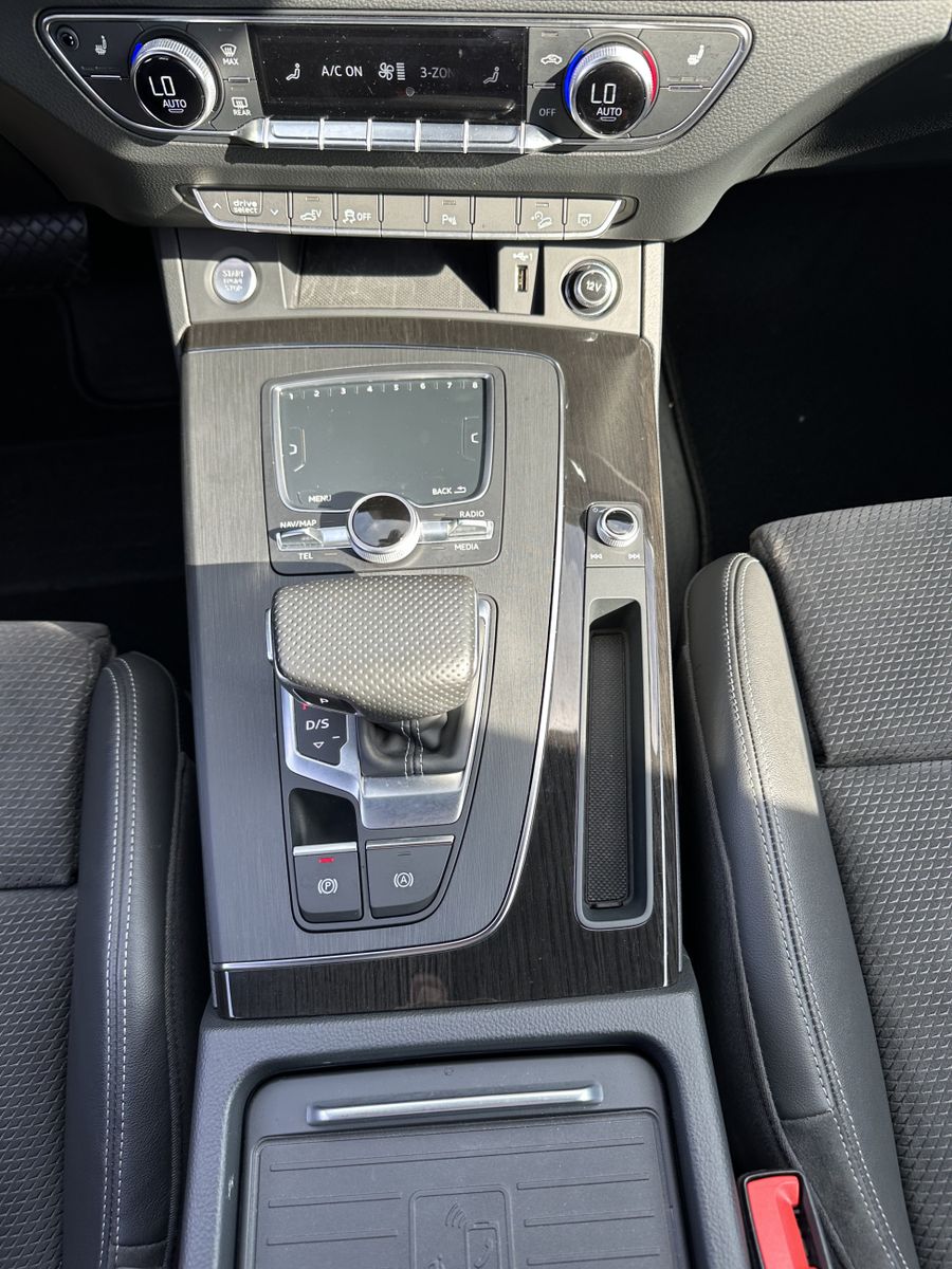 Fahrzeugabbildung Audi Q5 50 TFSI e Quattro S-Line NAV+LED+LUFTFAHRWERK