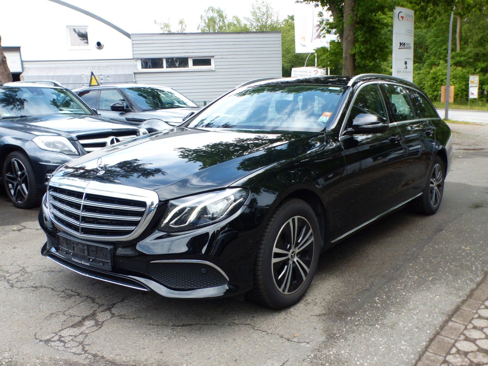 MERCEDES-BENZ E220d T Exclusive Navi LED Shz Ambiente Kamera