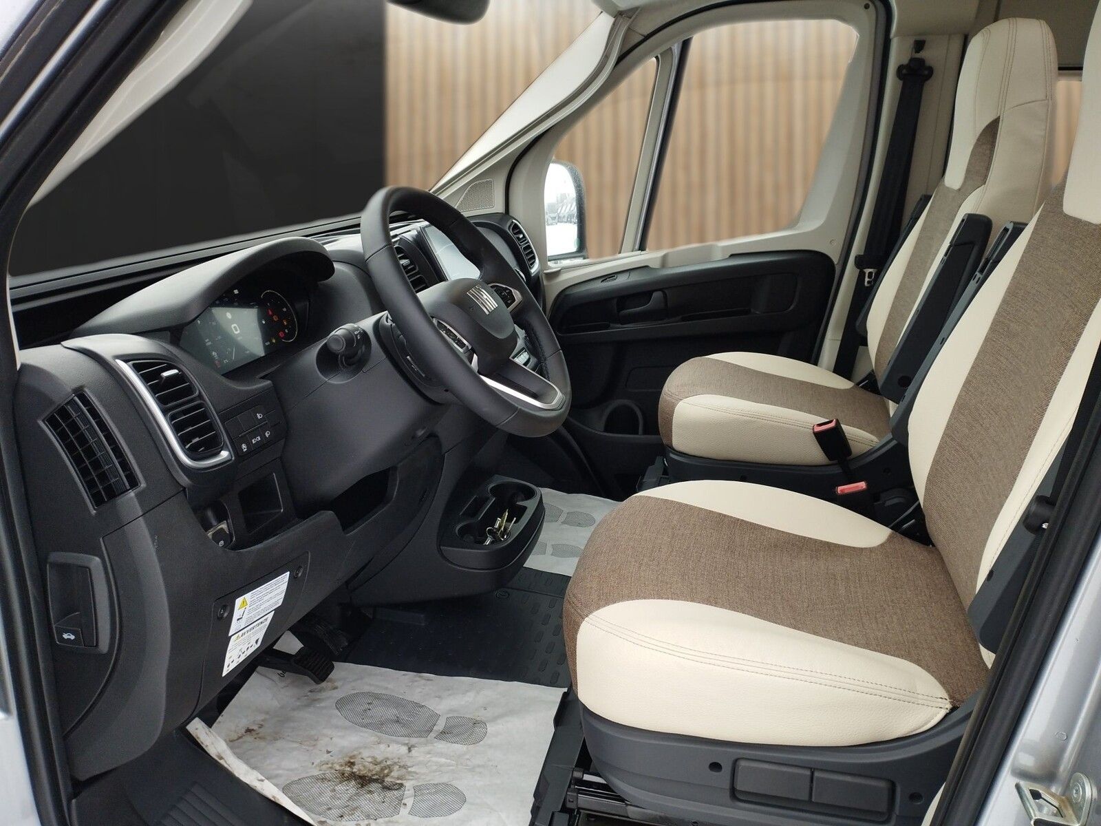 Fahrzeugabbildung Eura Mobil Van V 635 EB Captain-Chair- Sitze, Skyroof, RFK