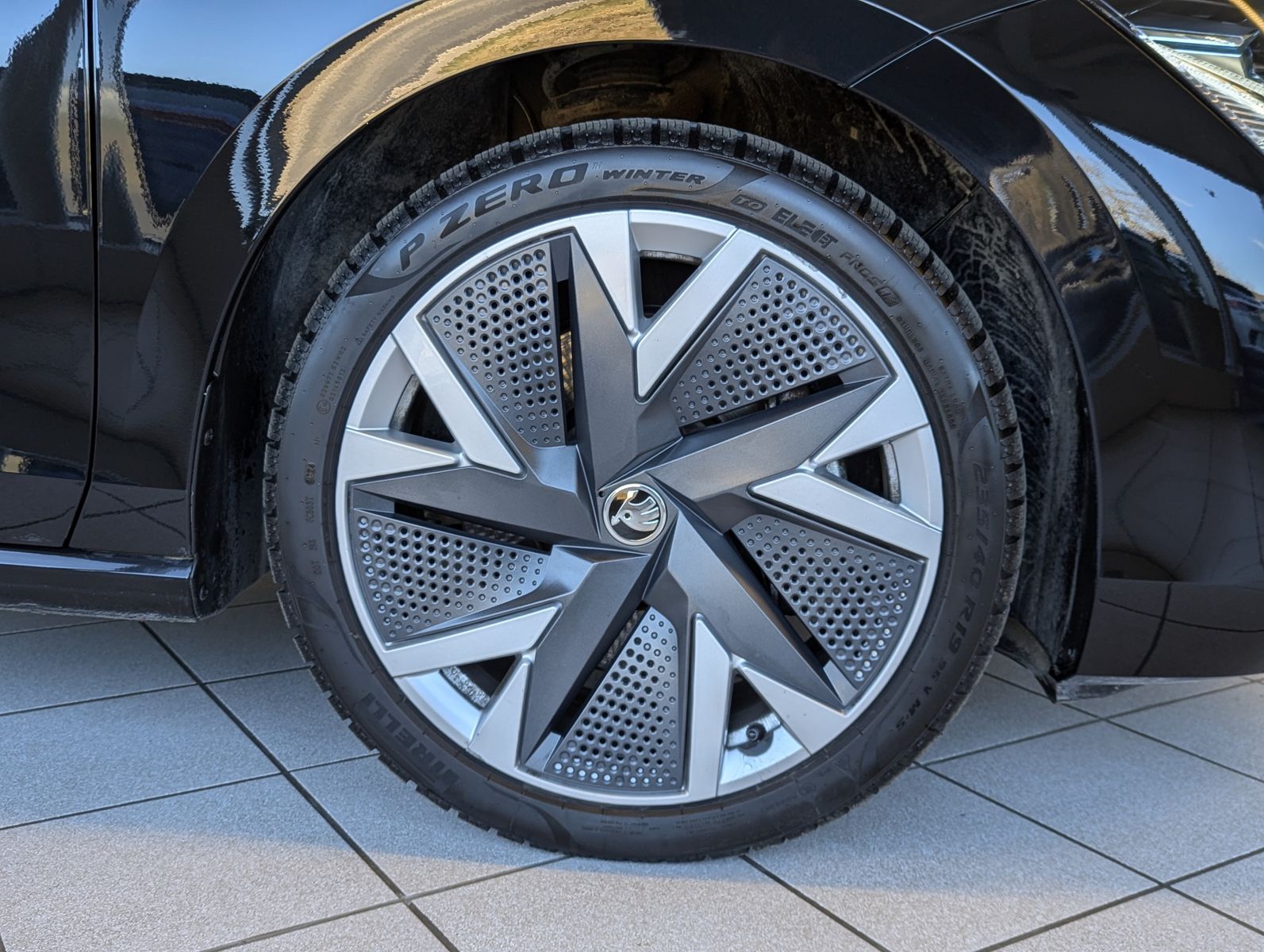 Fahrzeugabbildung SKODA Superb 2.0TDI DSG 4x4 Pano Matrix ACC AHK 5J Gar