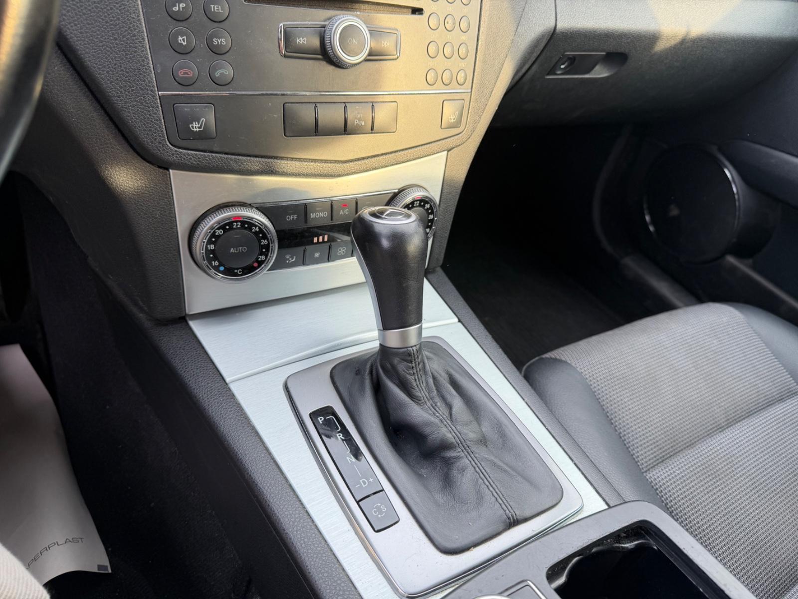 Mercedes-Benz C200 2009 — photo 13