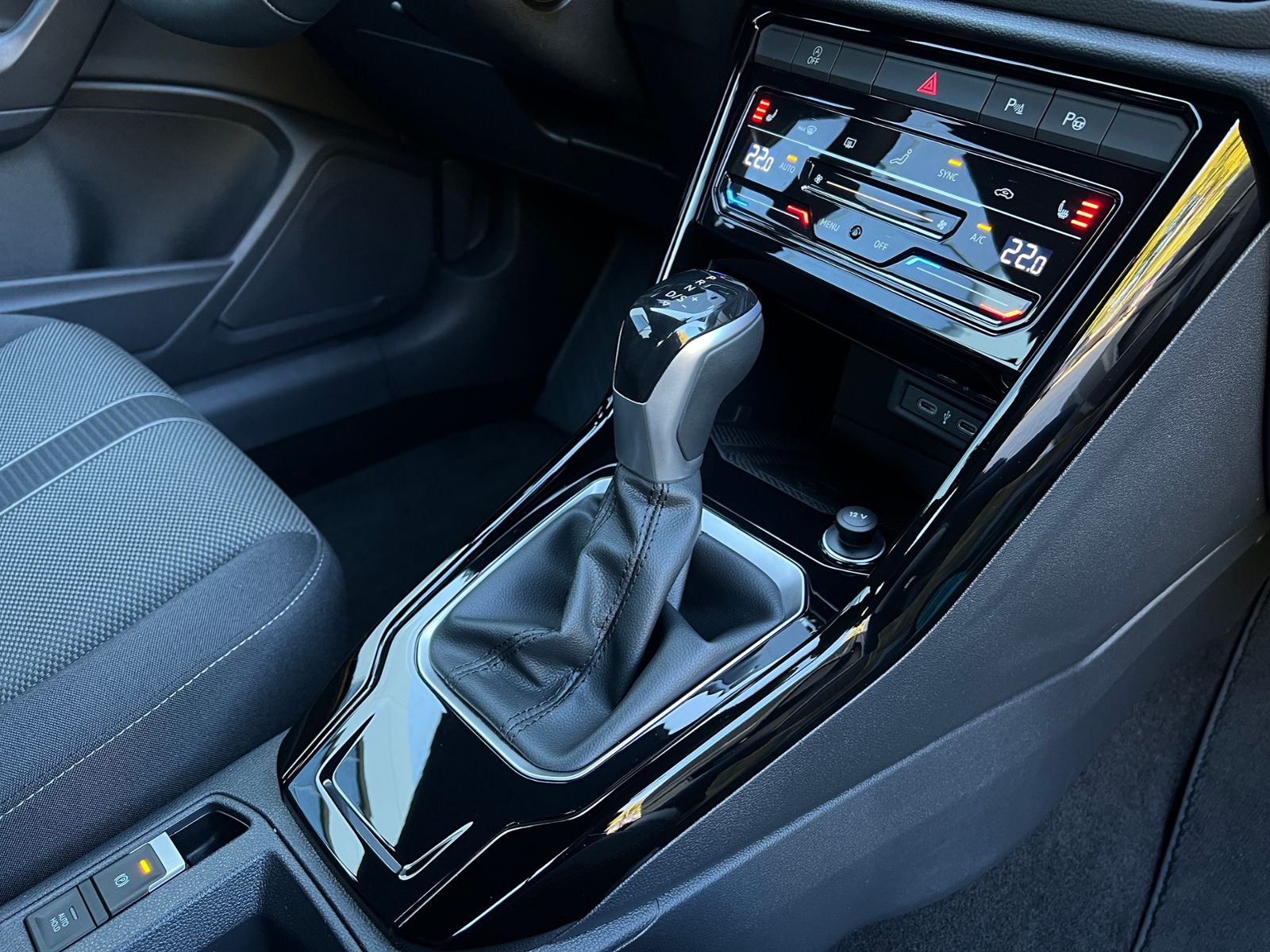 Fahrzeugabbildung Volkswagen T-Roc Cabriolet 1.5 TSI DSG *AHK, LED, Black Sty