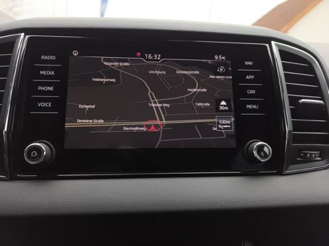 Fahrzeugabbildung SKODA Karoq 1.6 TDI SCR DSG Style LED NAVI KESSY SMART