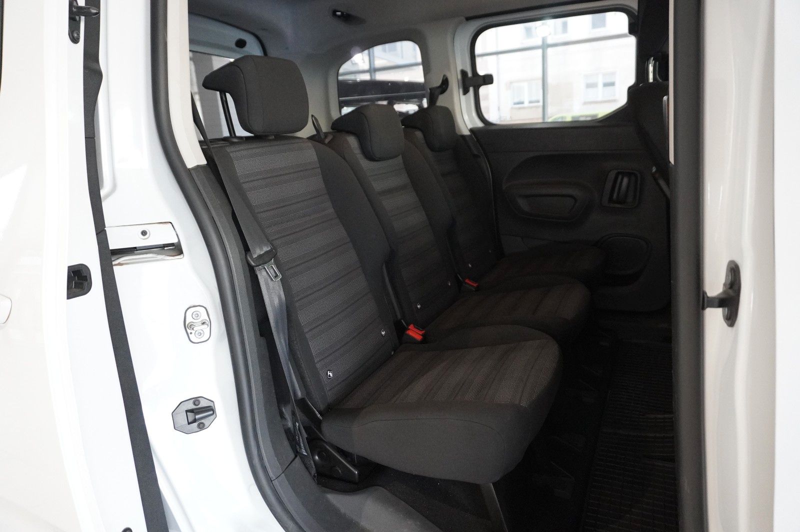 Fahrzeugabbildung Opel Combo-e LIFE EDITION 11KW KLIMA/PDC/TEMP./DAB+