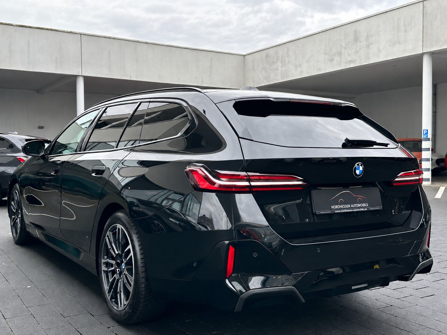 BMW 520 i Touring M Sport Iconic Glow Panorama foto 3