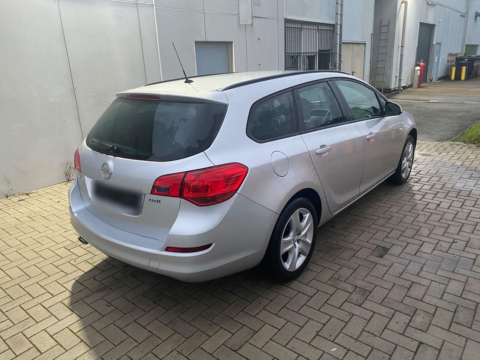 Opel Astra 2011 — rear view