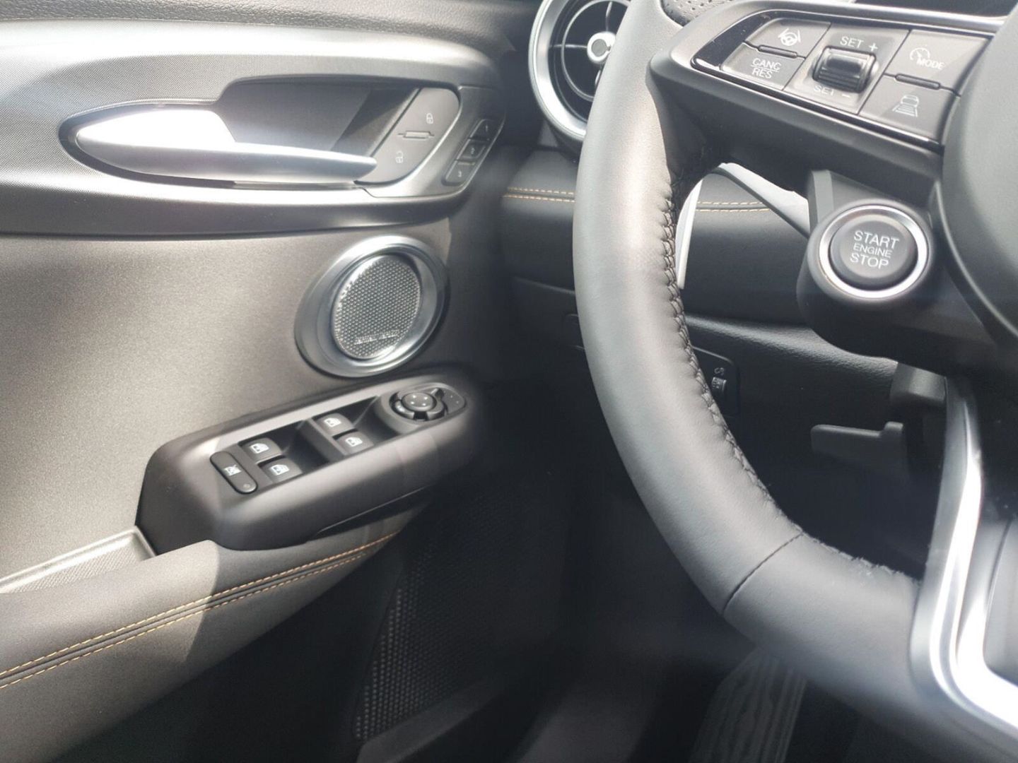 Fahrzeugabbildung Alfa Romeo Tonale Veloce Ibrida 1.5 Mild-Hybrid-MY25-Voll