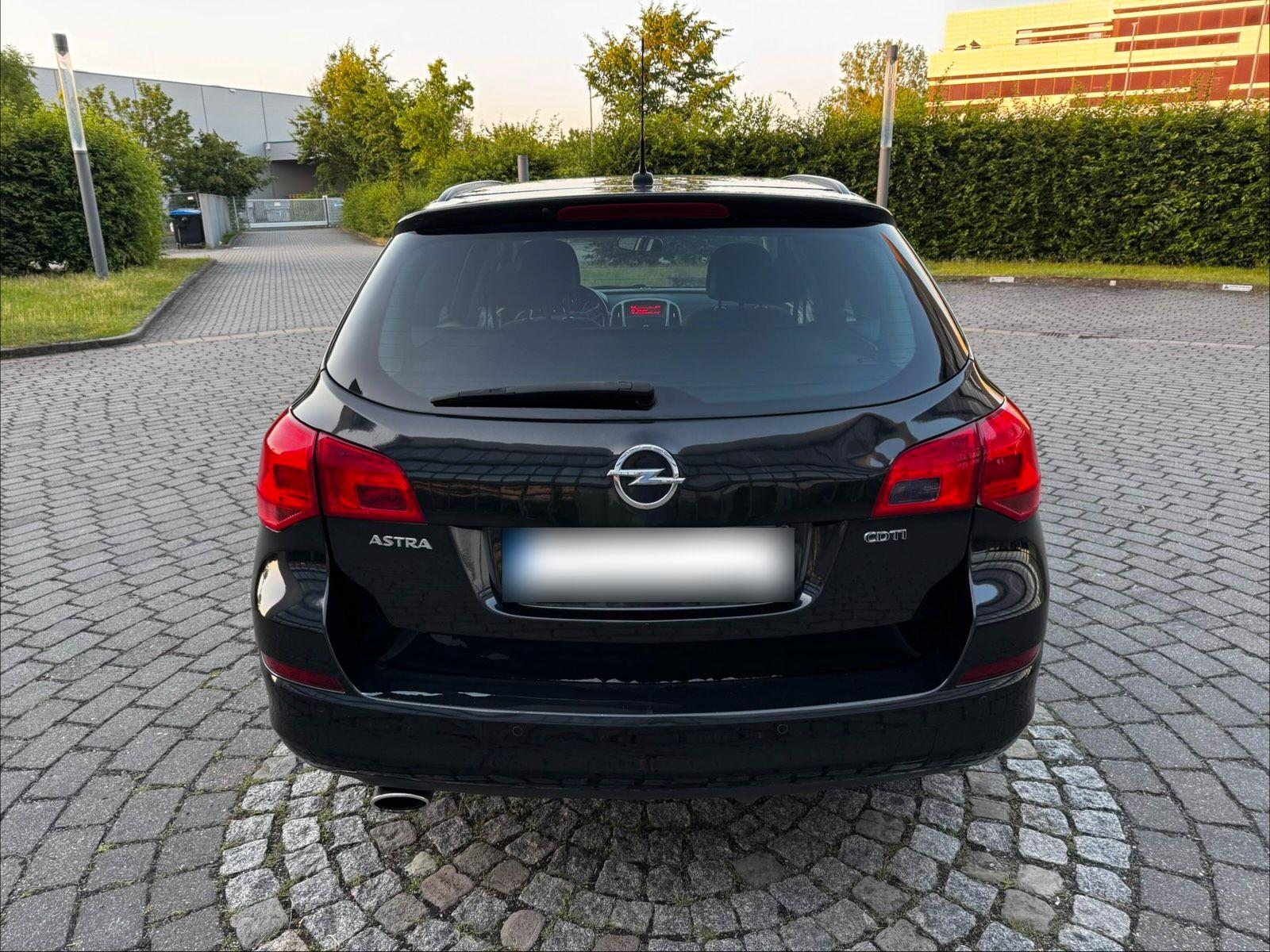 Opel Astra 2012 — photo 7