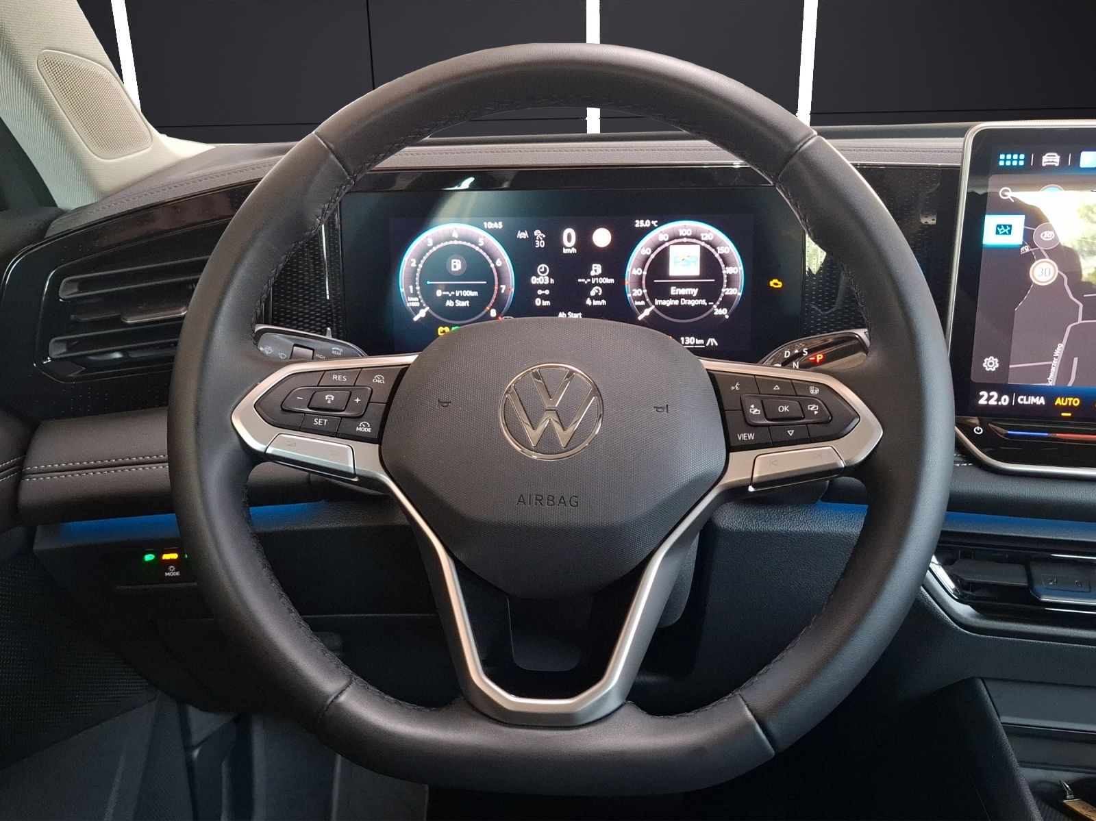 Fahrzeugabbildung Volkswagen Tiguan eTSI Life DSG LED AHK Navi AID ACC RFK SH