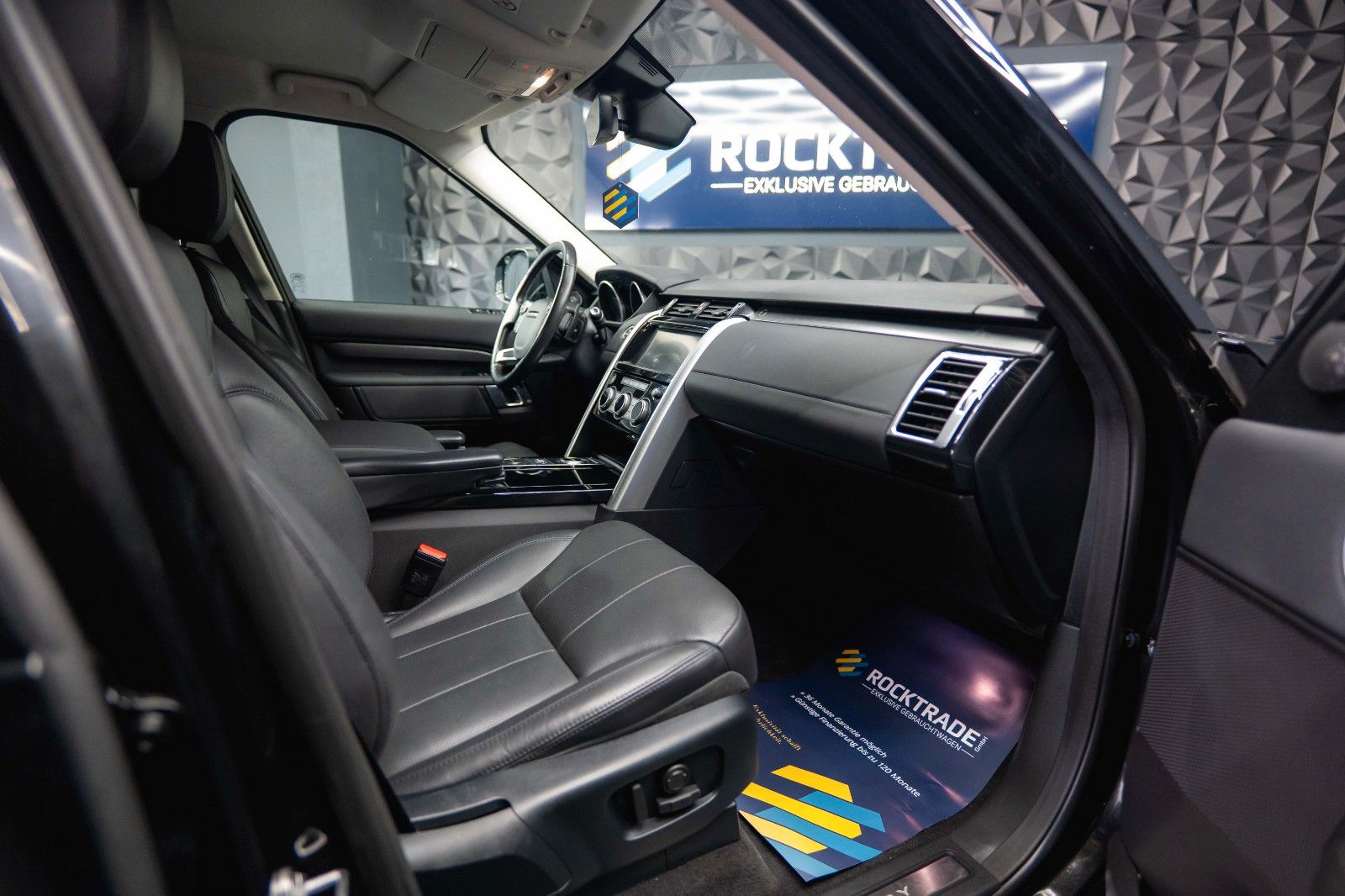 Fahrzeugabbildung Land Rover Discovery 5 2.0 TD SD4 HSE BLACK 4x4 *AHK*LED*