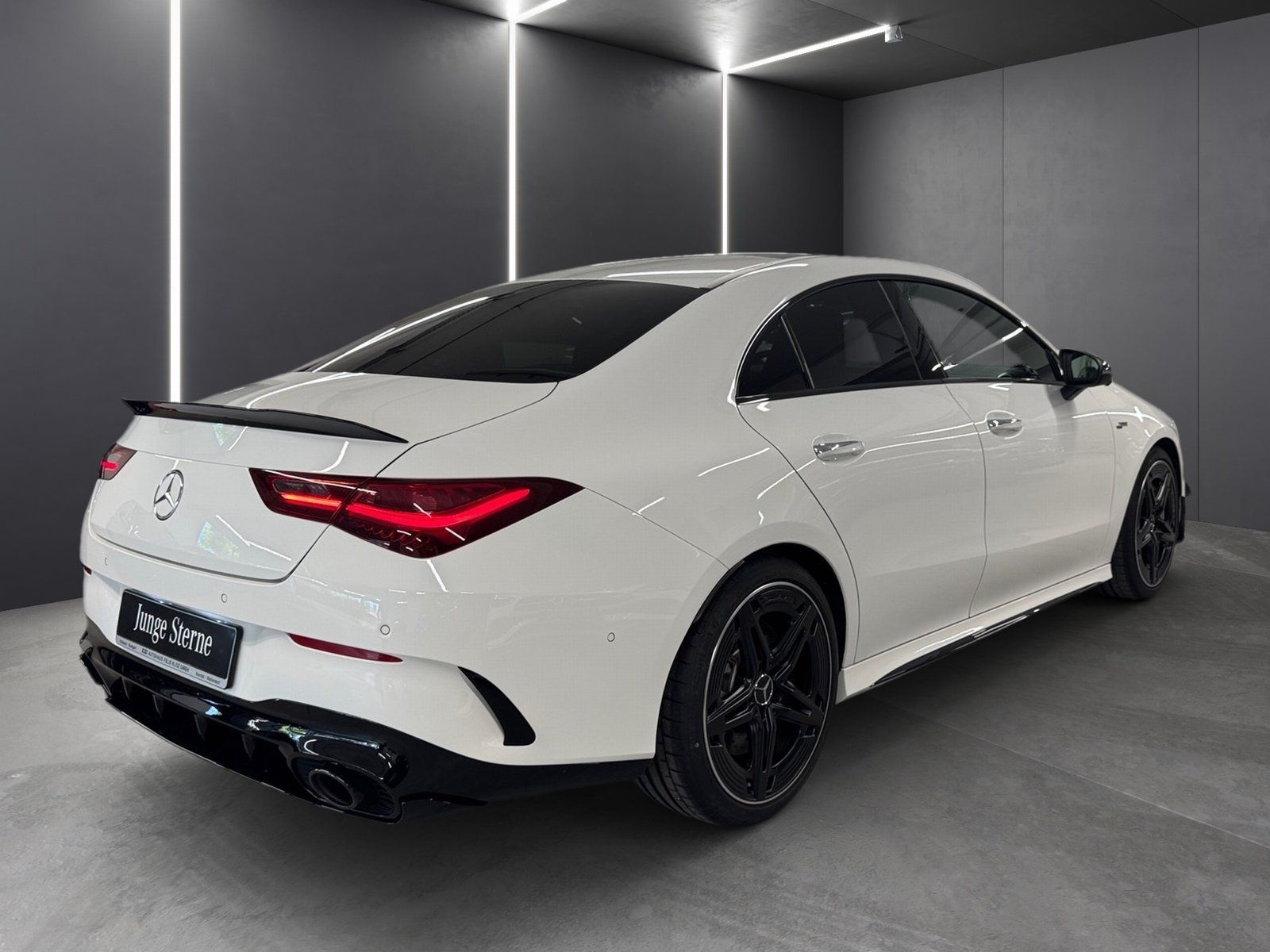Fahrzeugabbildung Mercedes-Benz CLA 35 4M AMG*Pano*Aero*Distr*Mbeam*19"*360*Nght