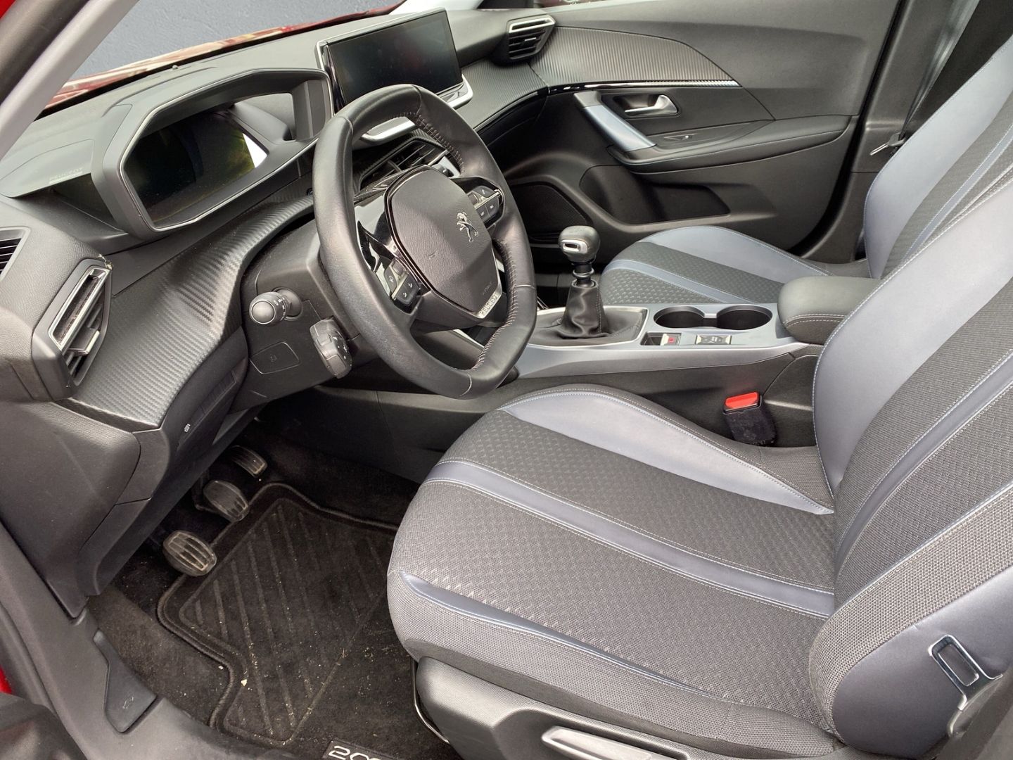 Fahrzeugabbildung Peugeot 2008 Allure 1.2 PureTech 130 EU6d *GT-Line Paket