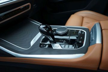 Fahrzeugabbildung BMW X7 xDrive 40 i M Sport Pano Sky*B&W*NETTO EXPORT