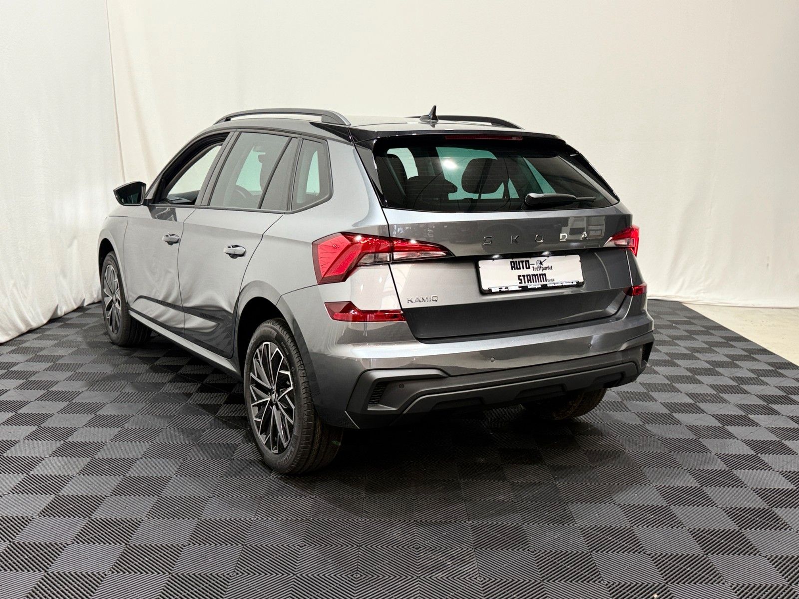 Fahrzeugabbildung SKODA Kamiq 1.0 TSI DSG Selection Black 17Z Kamera SHZ