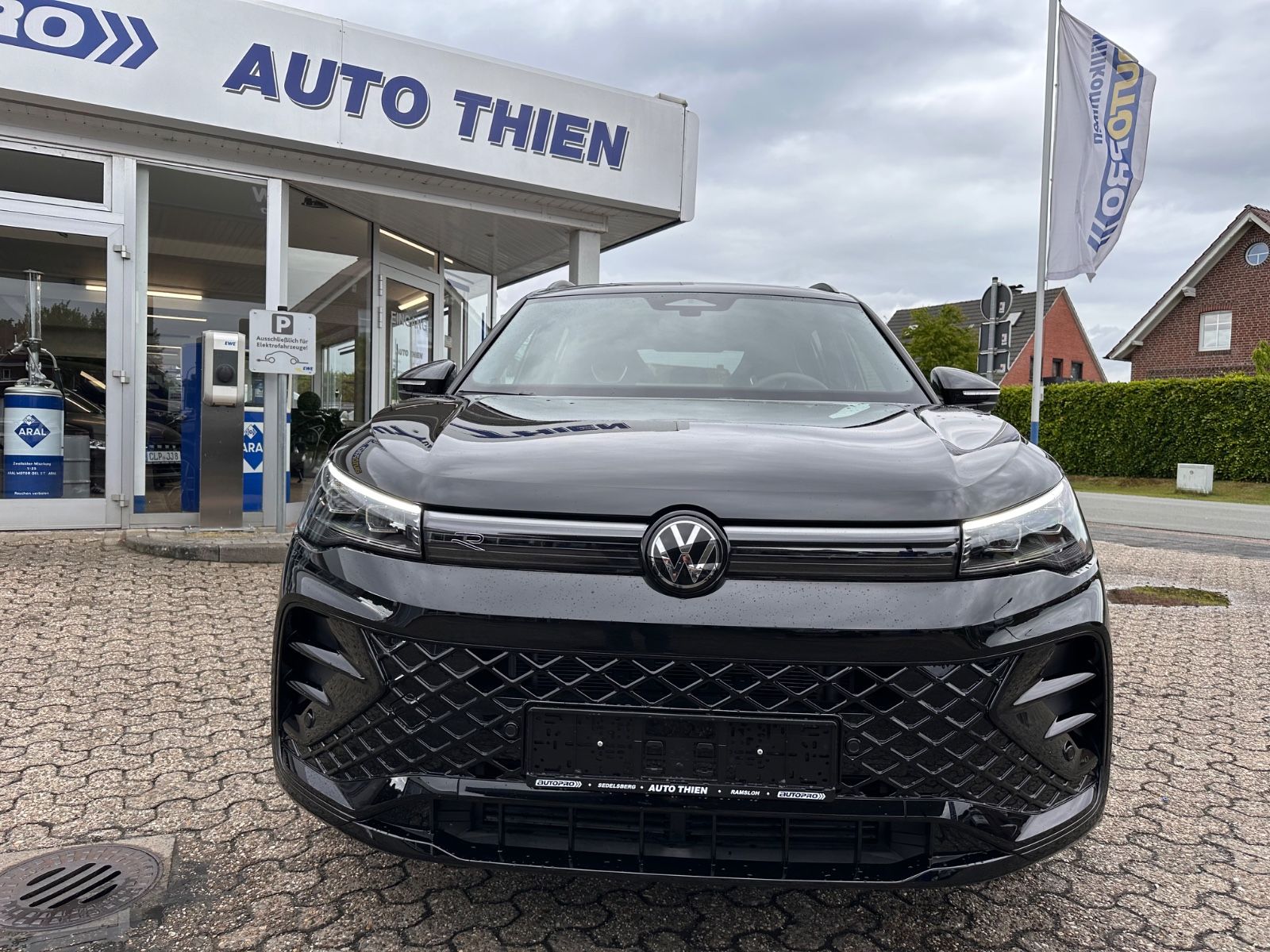 Fahrzeugabbildung Volkswagen Tiguan 2.0 TDI 4M R-Line AHK/Black/Pano/ACC/LED