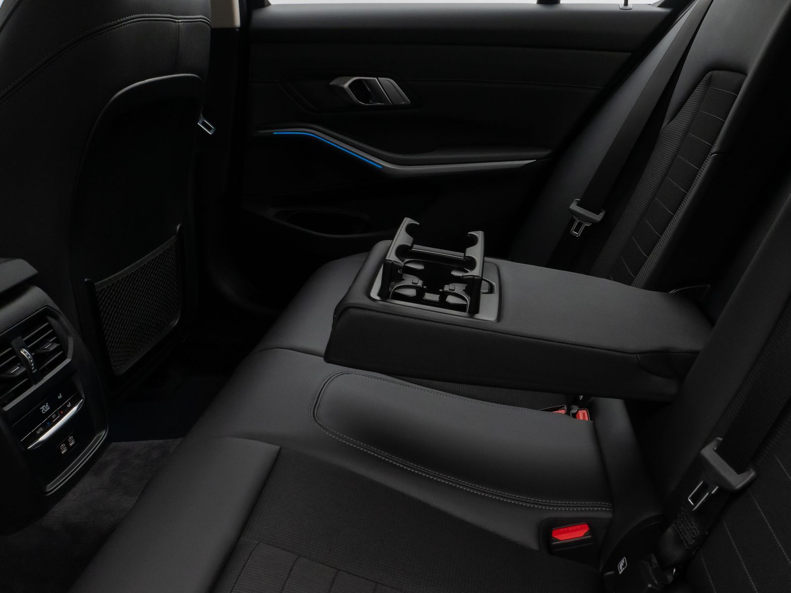 Fahrzeugabbildung BMW 330d xD Lim. Kamera DAB Leder Alarm Sport 18Zoll