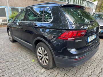 Volkswagen Tiguan - 1