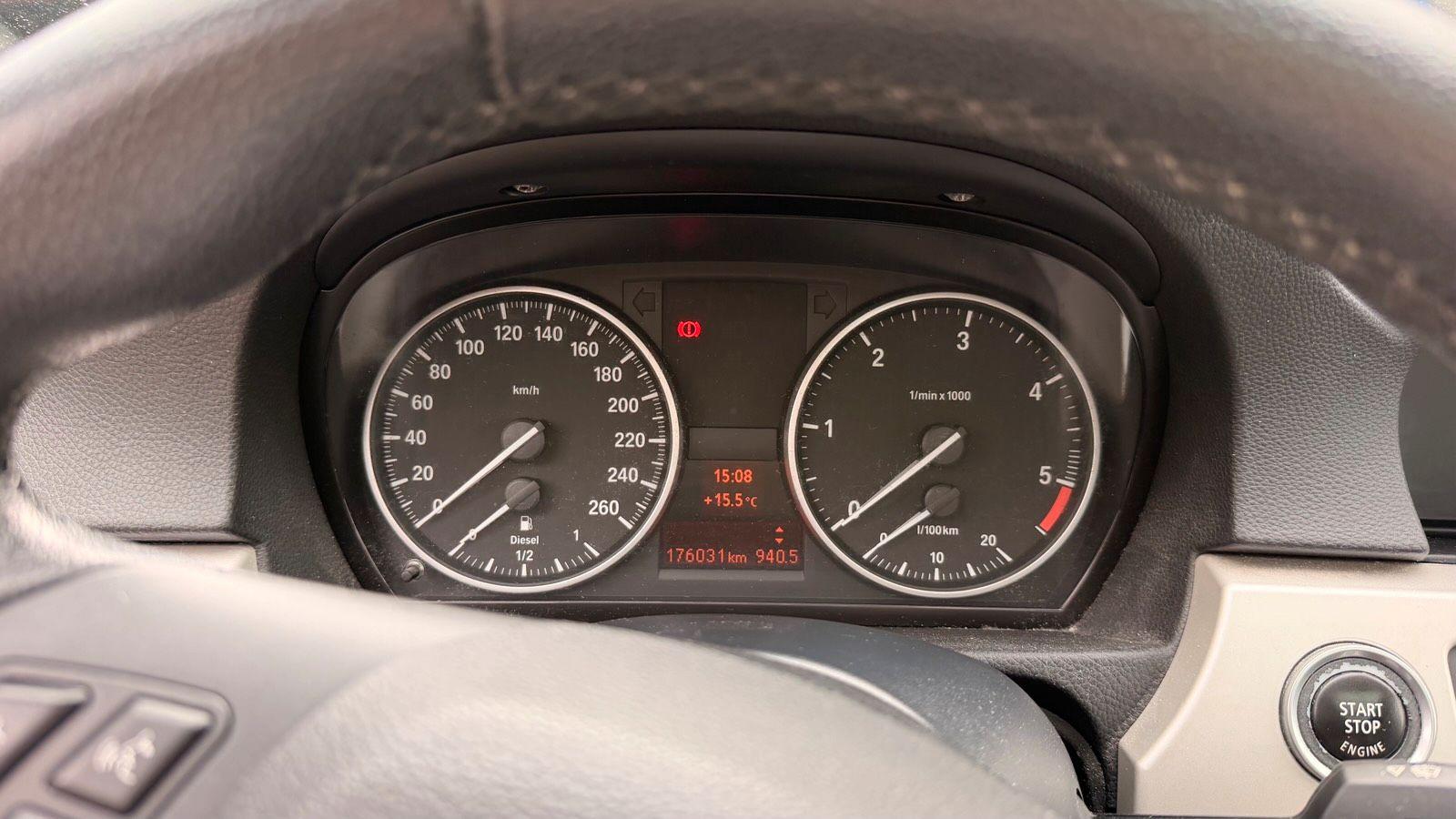 BMW 318 2011 — photo 13