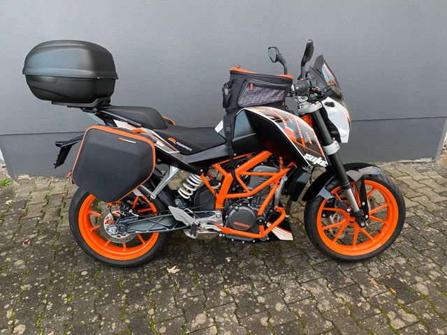 KTM 390 Duke mit Zubehör