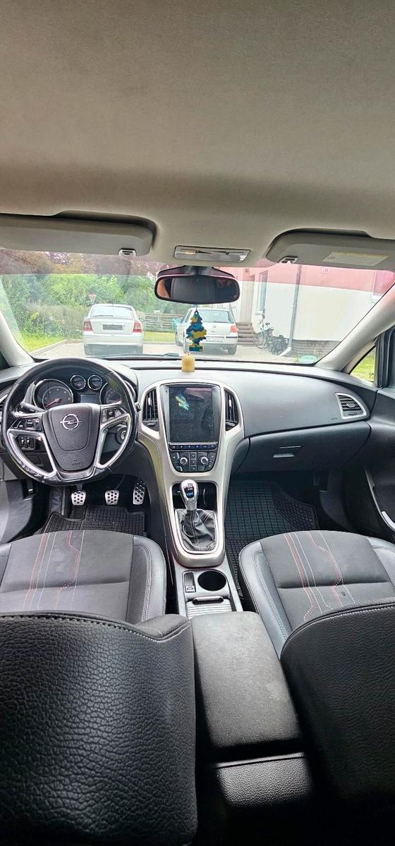 Opel Astra 2011 — photo 8