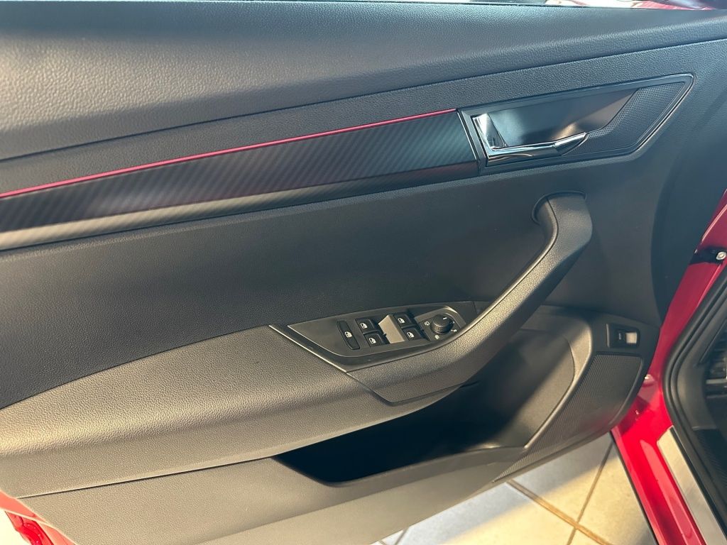 Fahrzeugabbildung SKODA Karoq 2.0 TDI Sportline AHK Memory LED Sport DAB