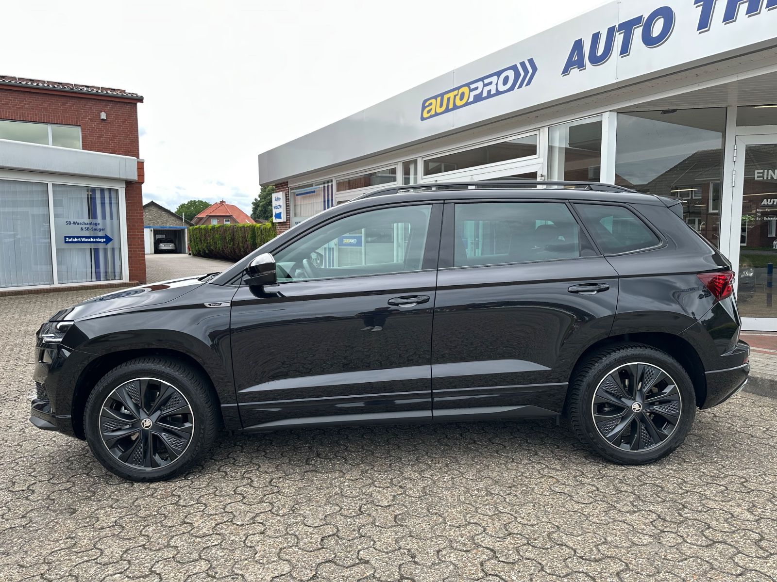 Fahrzeugabbildung SKODA Karoq 2.0 TSI Sportline 4x4 Pano/Matrix/ACC/Navi