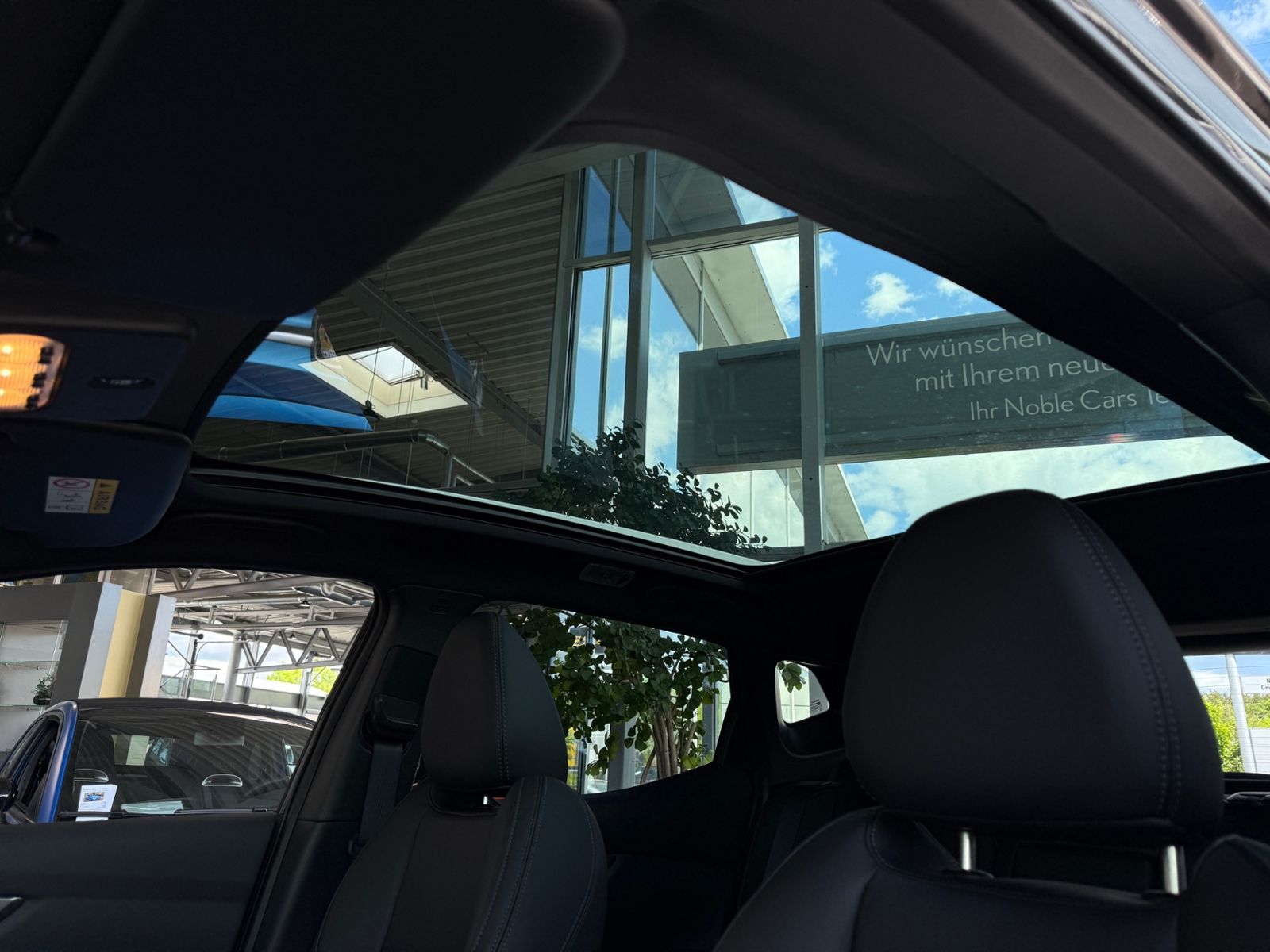 Fahrzeugabbildung Nissan Qashqai Tekna+ 4x4 PANO RFK ACC NAVI