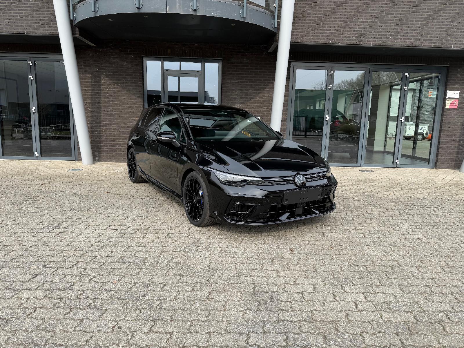Volkswagen Golf VIII 2.0 TSI 245 kW 4M R Black Edition 2026