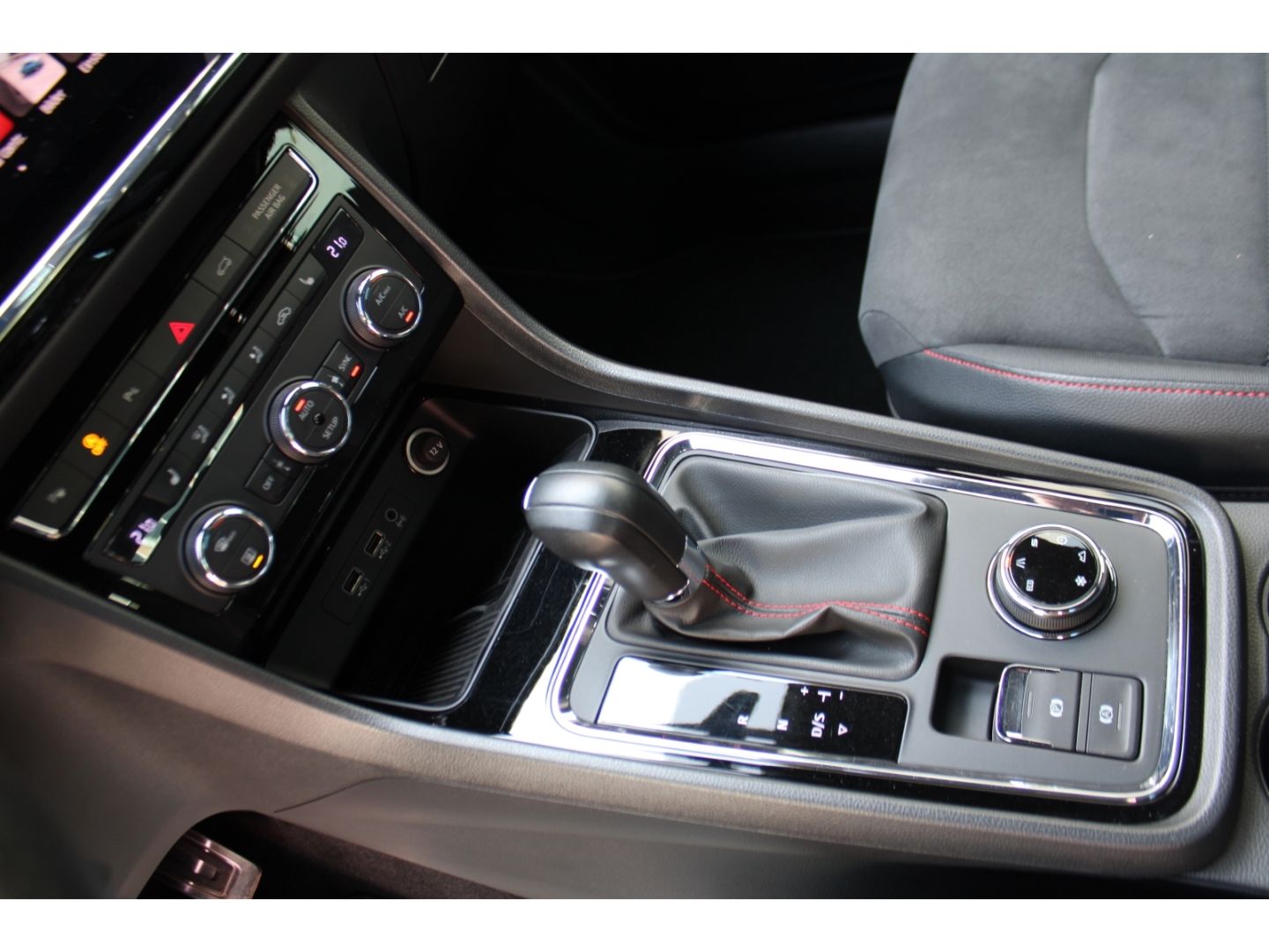 Fahrzeugabbildung SEAT Ateca 4Drive FR ACC LED Pano RFK Full Link AHK W